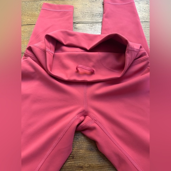 LULULEMON Wunder Train High-Rise Tight 28"
Vintage Rose no tags Like New Conditn - Picture 9 of 14